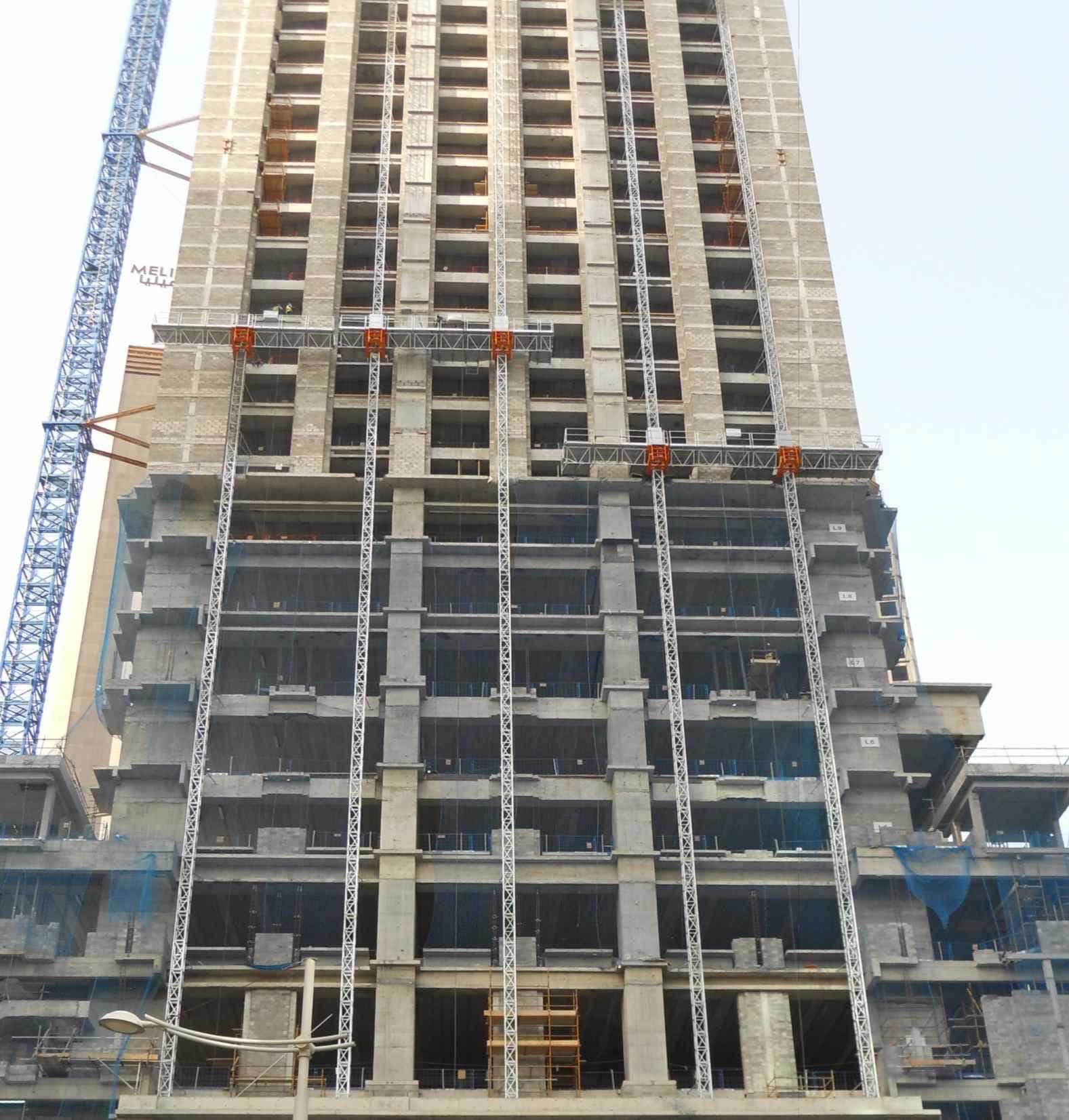 Mast climber platform for high-rise facade construction in Qatar Mast climber platform for high-rise facade construction in Qatar
