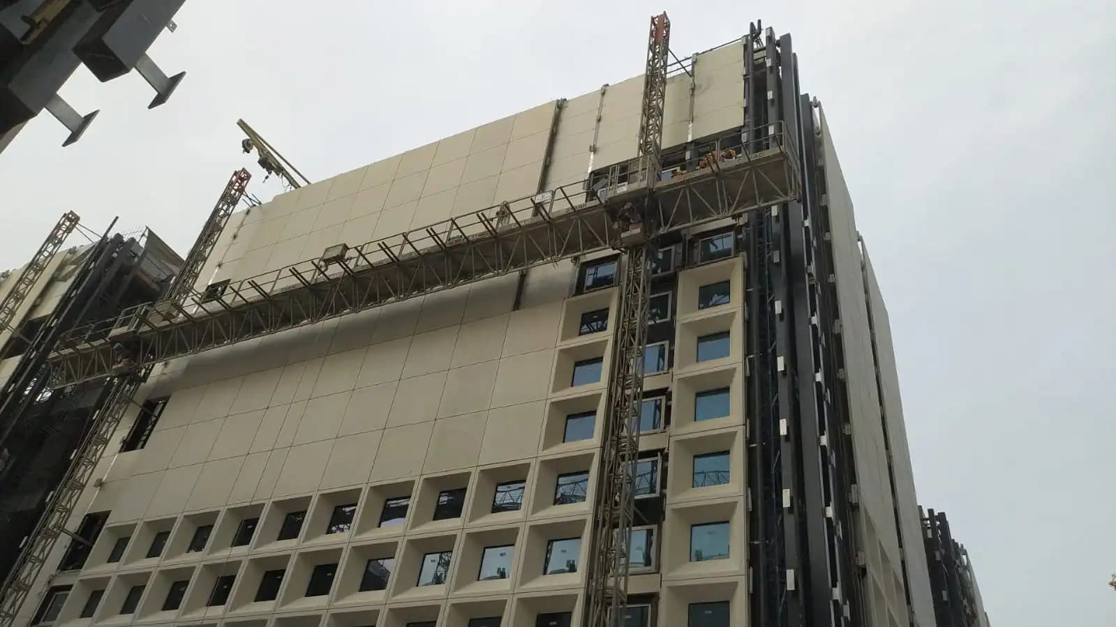 Mast climber rental in Qatar for high-rise projects